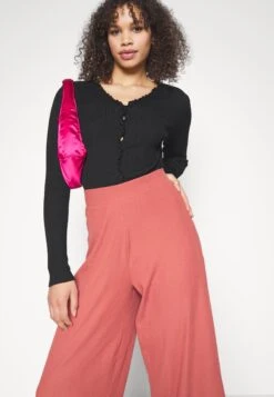 Pantalones -Red 11 Pantalones -Red -ASOS TIENDA 1c25bfa6f6264dc7a742deb15c9f3c07