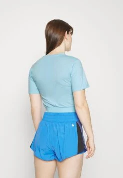 Camiseta Básica - Light Blue -ASOS TIENDA 1f878f5d0d3e4877a47f5eba58021891