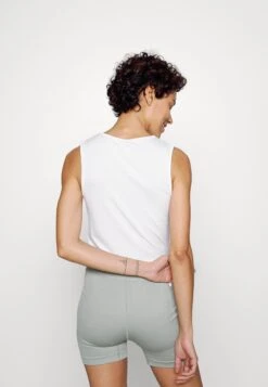 Top - Off-White -ASOS TIENDA 7e3c4444f2f94154b3e5ab06f132af3b