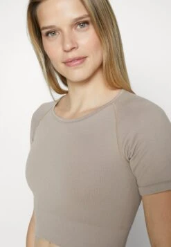 Camiseta Estampada - Taupe -ASOS TIENDA a35d217175e447d0a4747d1cbab8053b