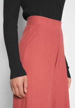 Pantalones -Red 13 Pantalones -Red -ASOS TIENDA b5a0a2704a1e49e488f13450d8786d14