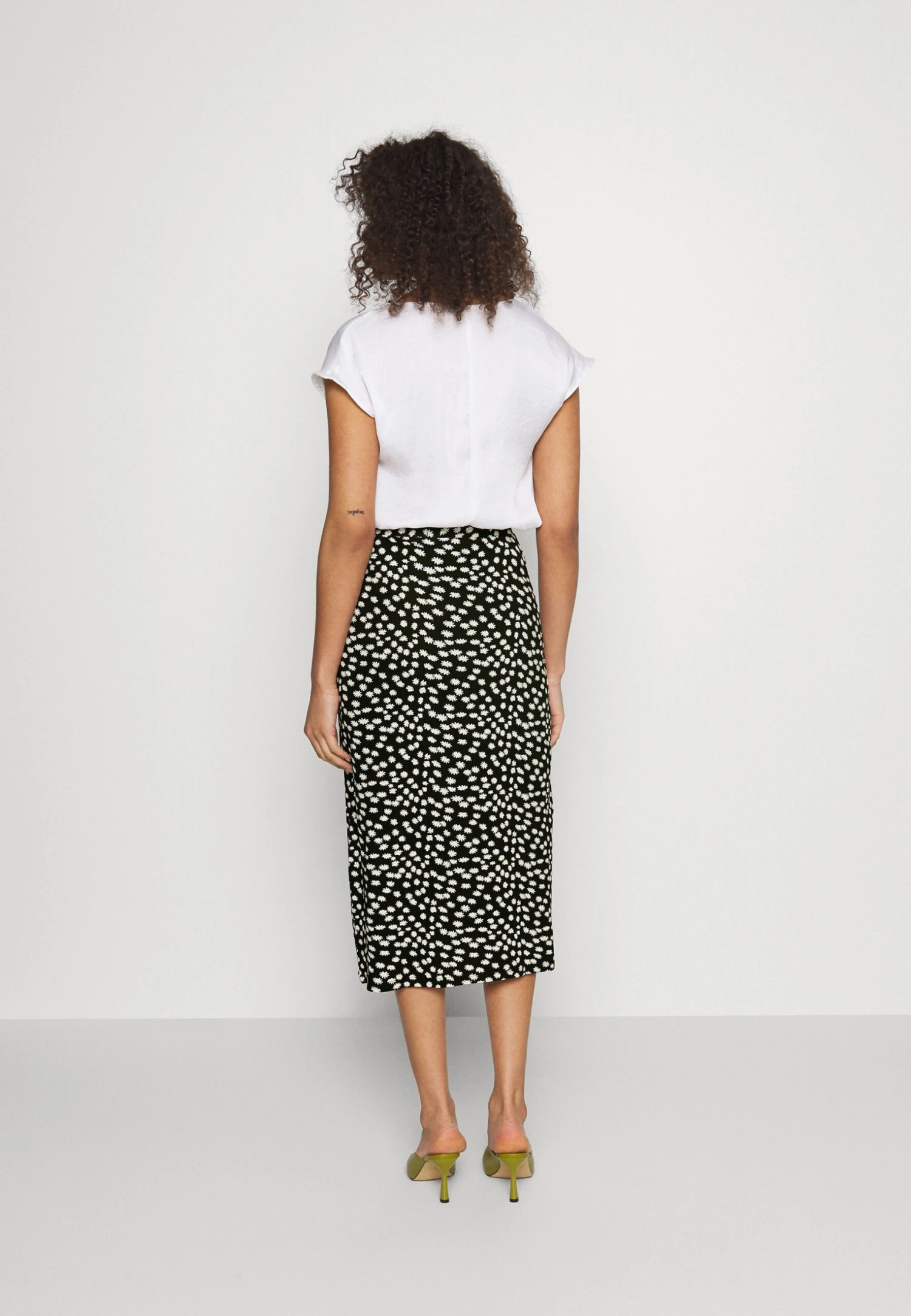 Midi Straight High Skirt - Falda De Tubo - Black/White 3 Midi Straight High Skirt - Falda De Tubo - Black/White - Imagen 3