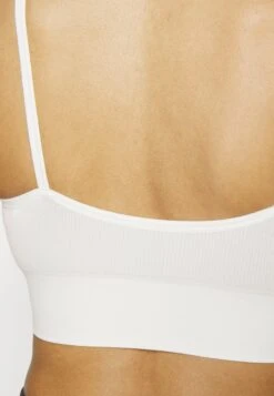 Sujetadores Deportivos Con Sujeción Ligera - Off-White -ASOS TIENDA c11b94e1322d41de9f1928b8f0ee5dfb